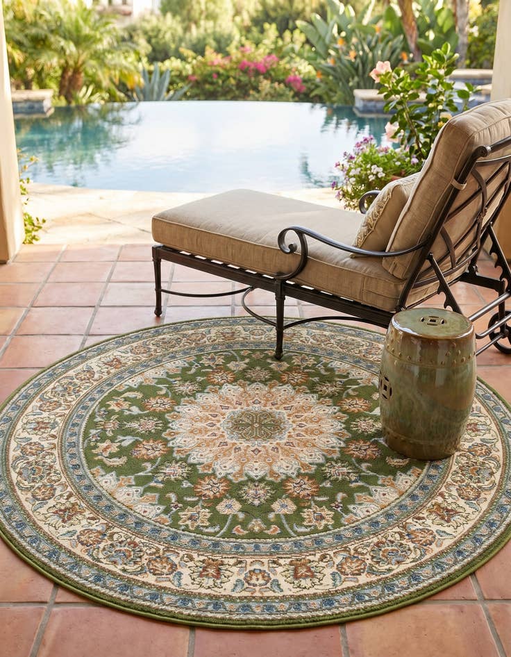 Detail image of 4' 1 x 4' 1 Easy-Clean Traditional Indoor / Outdoor Round Rug