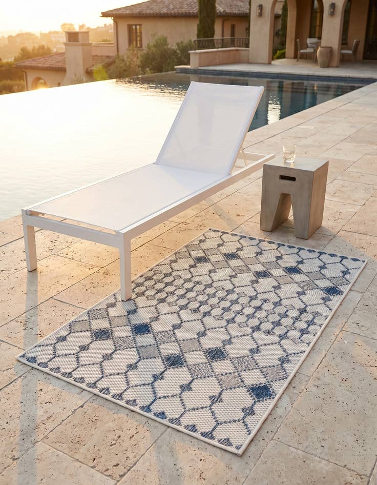 Detail image of 3' x 5' 3 Easy-Clean Lattice Indoor / Outdoor Rug