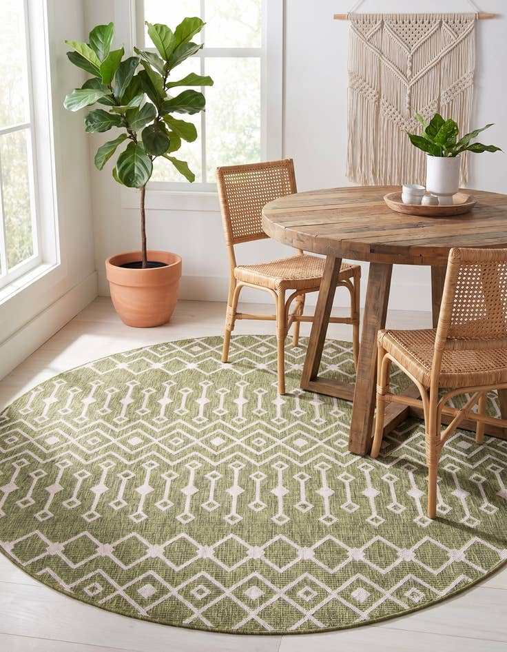 Detail image of 7' 10 x 7' 10 Easy-Clean Lattice Indoor / Outdoor Round Rug