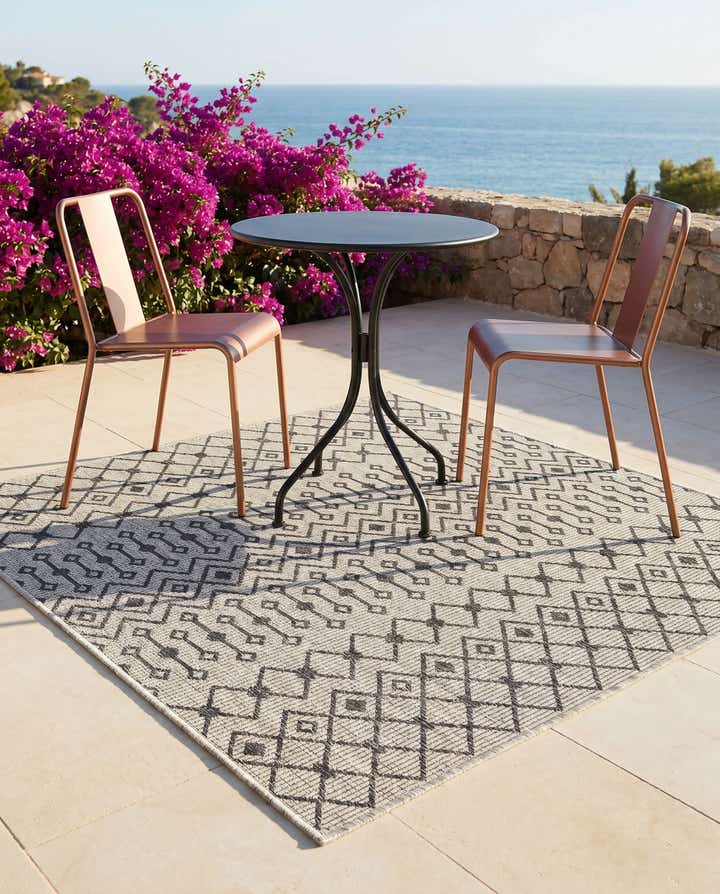 5' 3 x 5' 3 Easy-Clean Lattice Indoor / Outdoor Square Rug