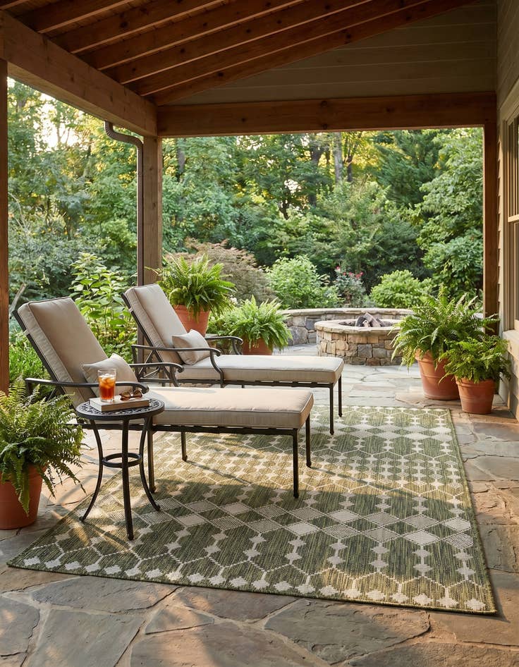 Detail image of 5' 3 x 8' Easy-Clean Trellis Indoor / Outdoor Rug