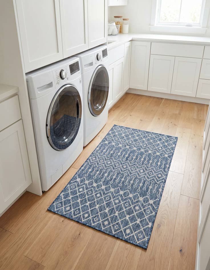 Detail image of 3' x 5' 3 Easy-Clean Lattice Indoor / Outdoor Rug