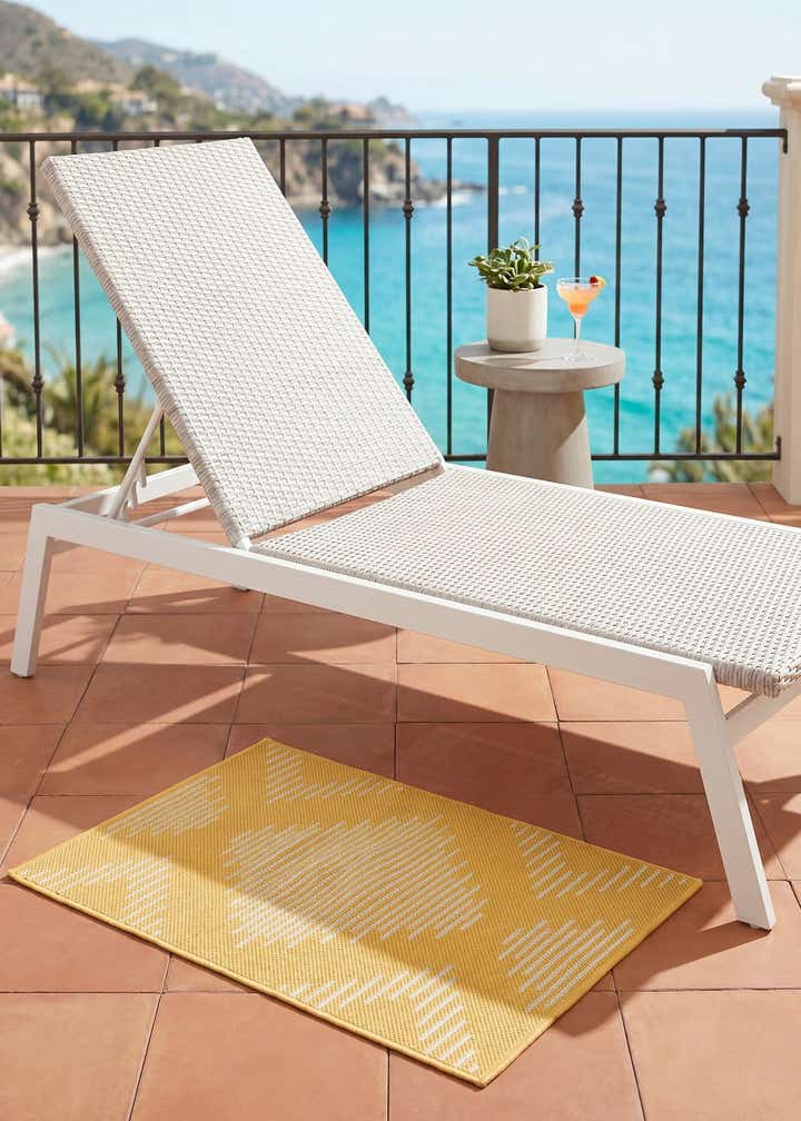2' x 3' Easy-Clean Modern Indoor / Outdoor Rug