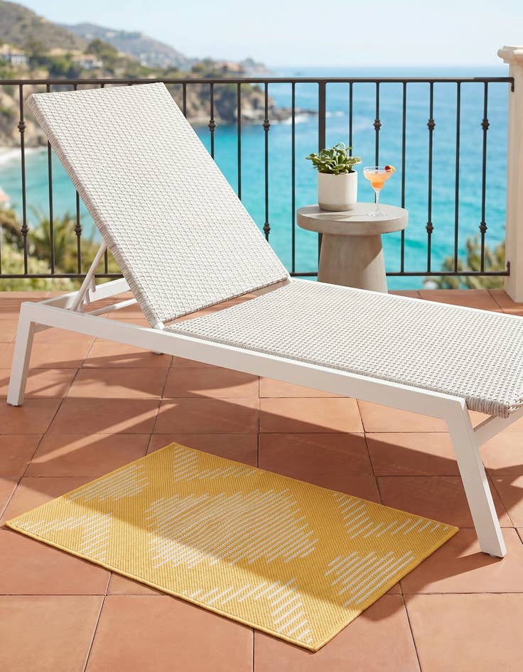 Detail image of 2' x 3' Easy-Clean Modern Indoor / Outdoor Rug