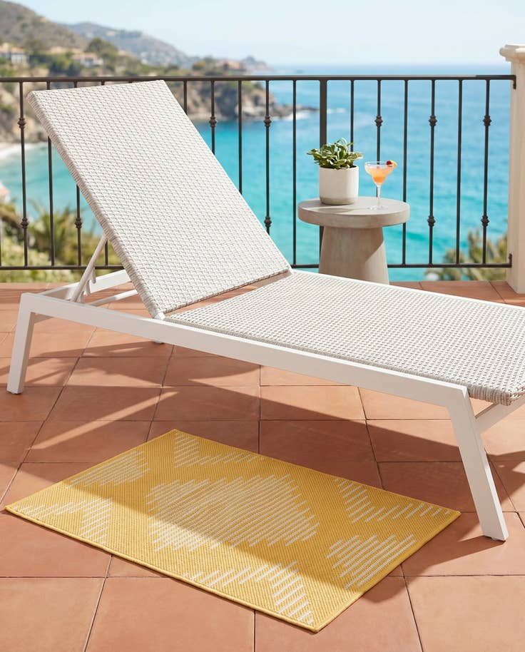 Detail image of 2' x 3' Easy-Clean Modern Indoor / Outdoor Rug