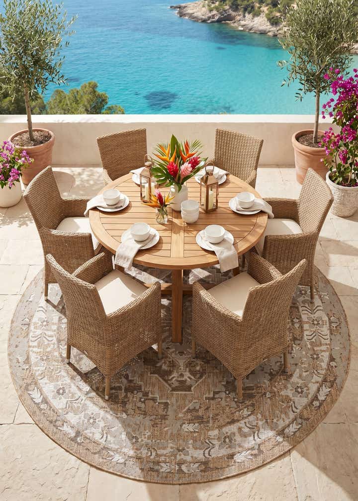 7' 10 x 7' 10 Easy-Clean Traditional Indoor / Outdoor Round Rug