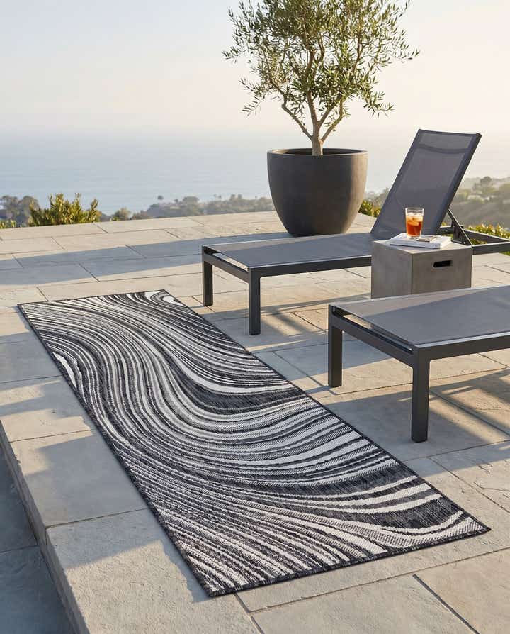 2' x 6' Easy-Clean Modern Indoor / Outdoor Runner Rug