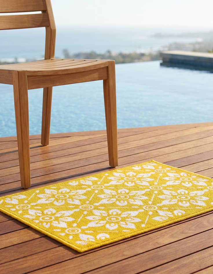 Detail image of 2' x 3' Easy-Clean Trellis Indoor / Outdoor Rug