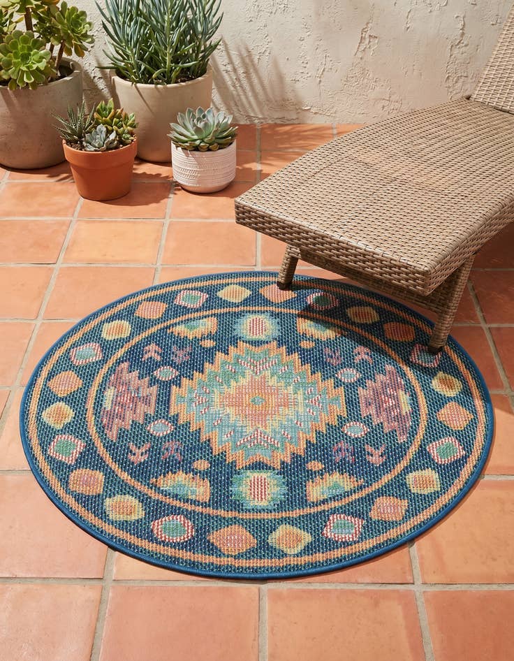 Detail image of 3' 3 x 3' 3 Easy-Clean Baja Indoor / Outdoor Round Rug