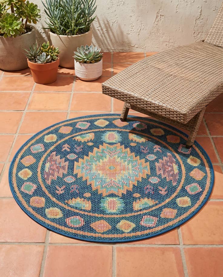 Detail image of 3' 3 x 3' 3 Easy-Clean Baja Indoor / Outdoor Round Rug
