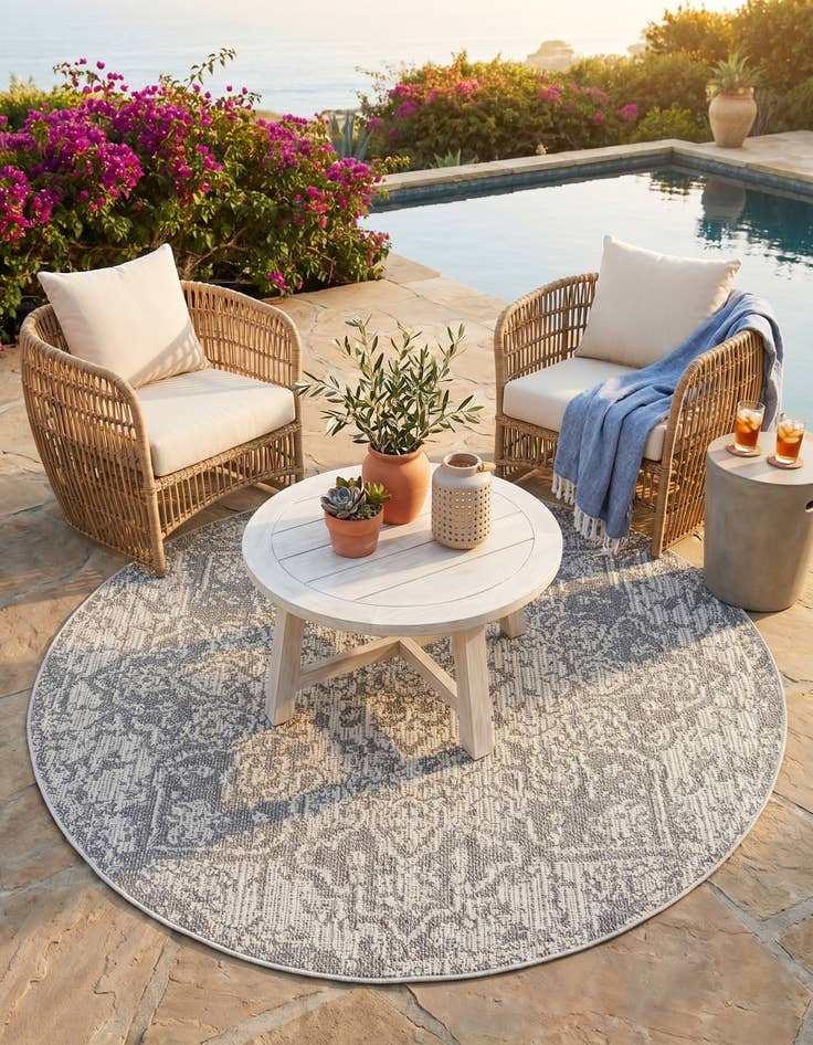 Detail image of 5' 3 x 5' 3 Easy-Clean Traditional Indoor / Outdoor Round Rug