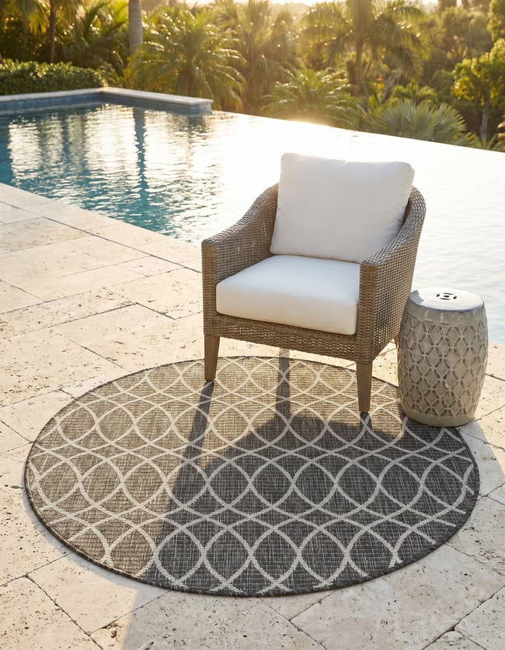 Detail image of 4' x 4' Easy-Clean Lattice Indoor / Outdoor Round Rug