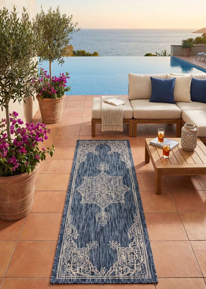 2' x 6' Easy-Clean Traditional Indoor / Outdoor Runner Rug