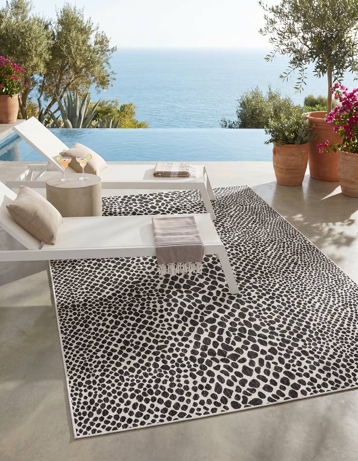 Detail image of 7' 10 x 11' Easy-Clean Jill Zarin Cape Town Indoor / Outdoor Rug