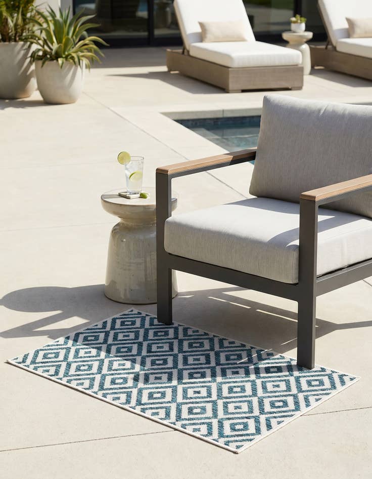 Detail image of 2' x 3' Easy-Clean Jill Zarin Costa Rica Indoor / Outdoor Rug