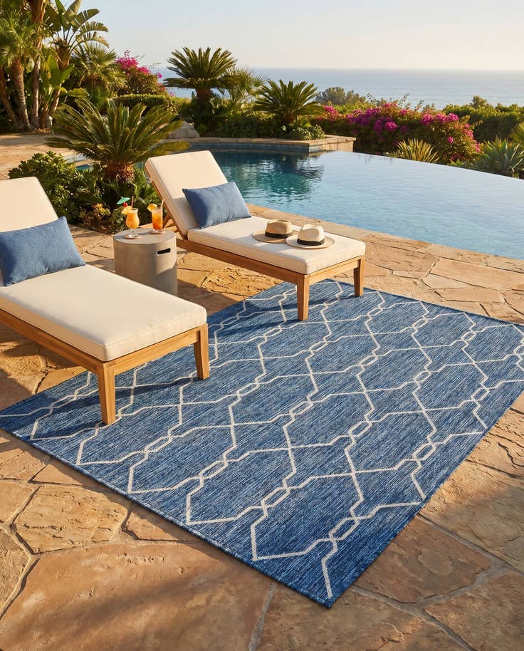 Detail image of 4' x 6' Easy-Clean Lattice Indoor / Outdoor Rug