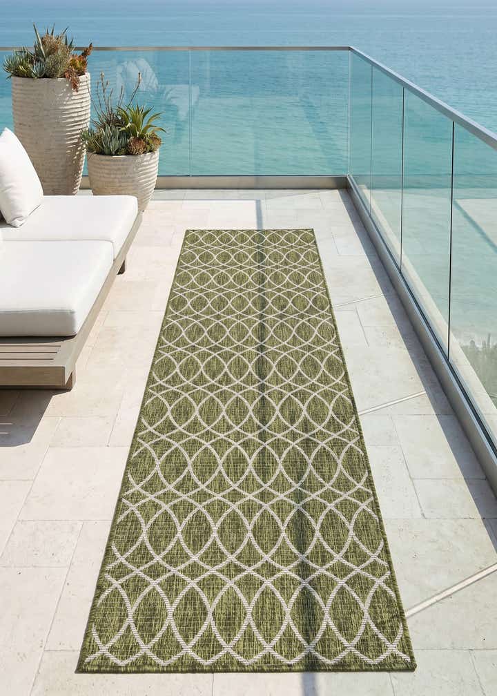 2' 7 x 10' Easy-Clean Trellis Indoor / Outdoor Runner Rug