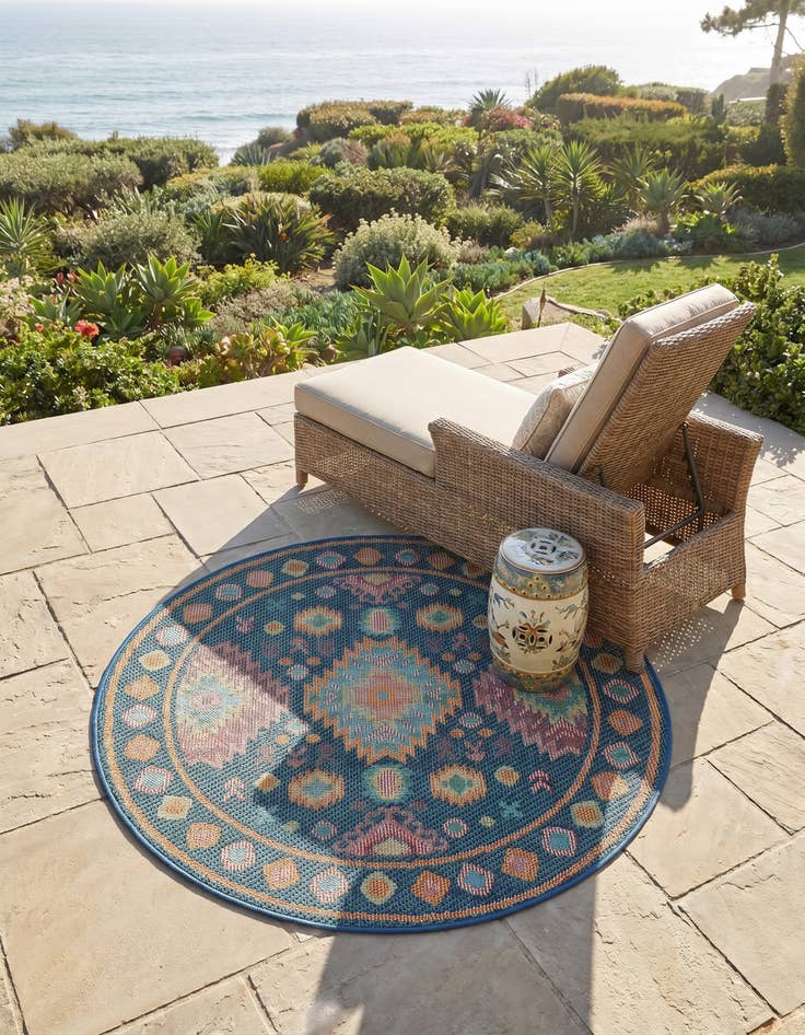 Detail image of 4' 1 x 4' 1 Easy-Clean Baja Indoor / Outdoor Round Rug