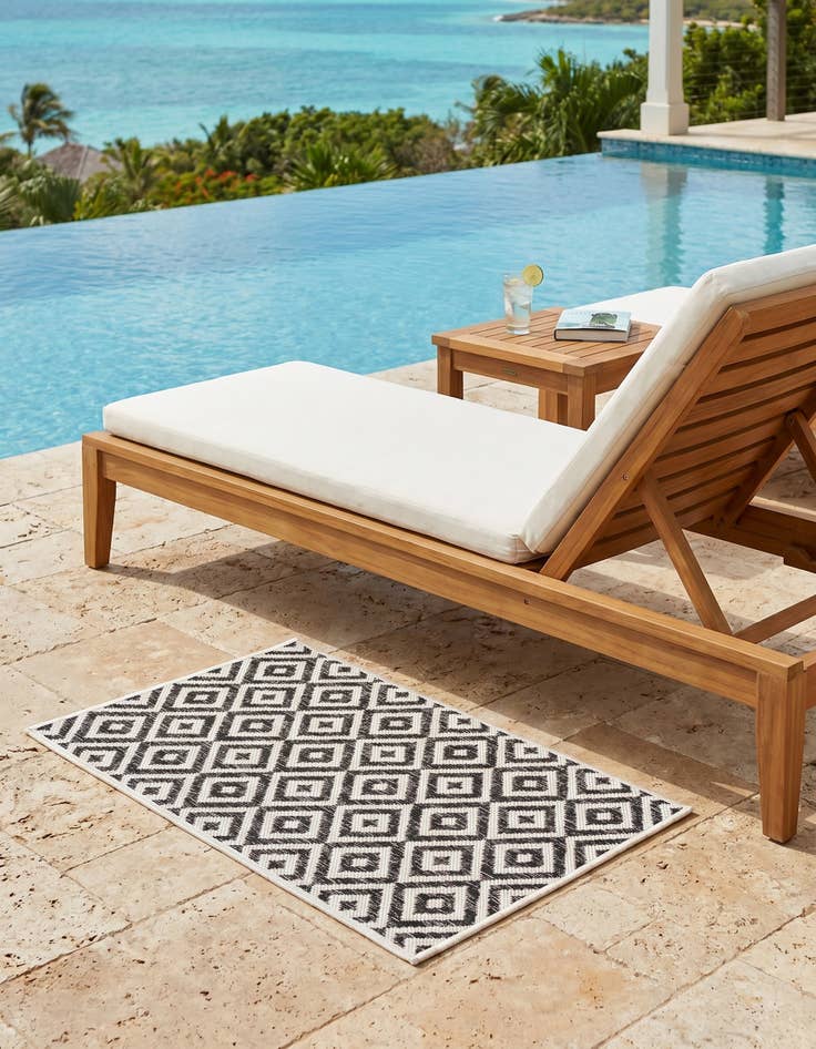 Detail image of 2' x 3' Easy-Clean Jill Zarin Costa Rica Indoor / Outdoor Rug