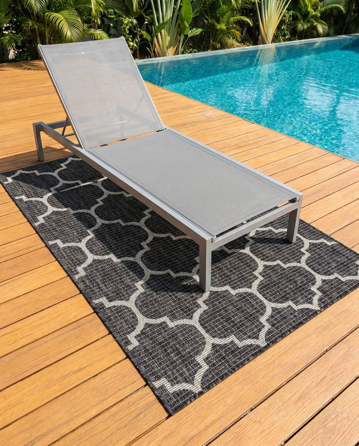 Detail image of 3' x 5' 3 Easy-Clean Lattice Indoor / Outdoor Rug