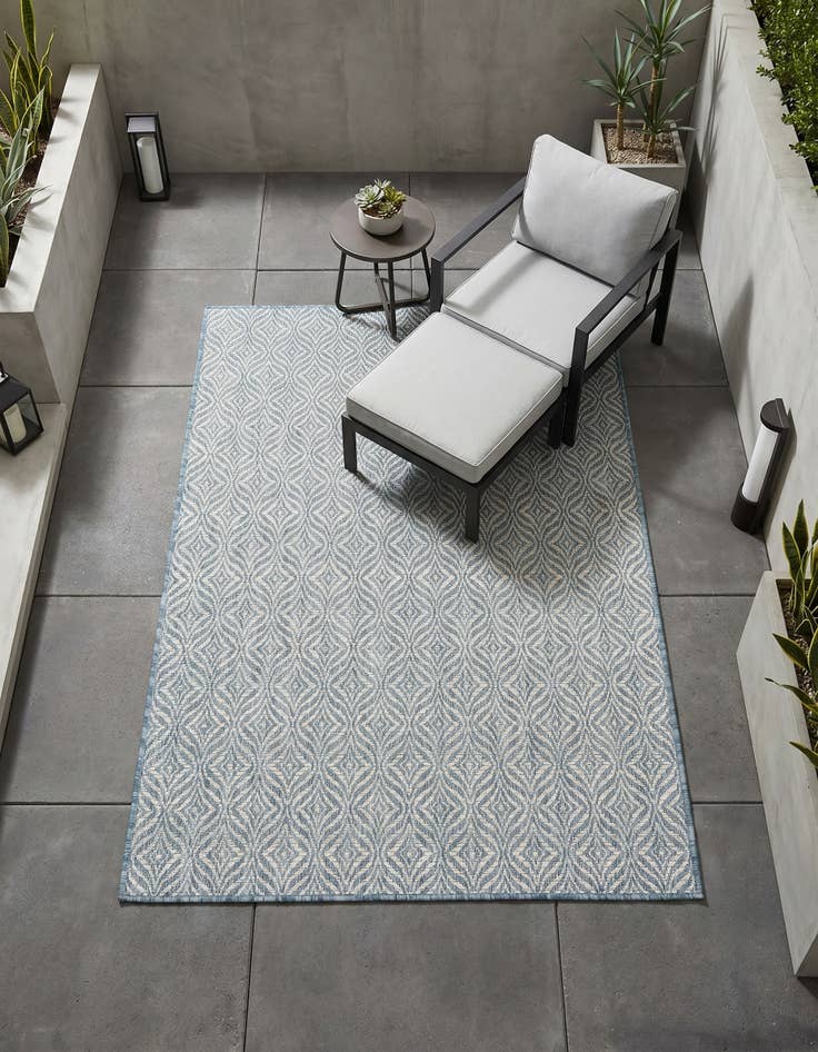 Detail image of 4' x 6' Easy-Clean Trellis Indoor / Outdoor Rug