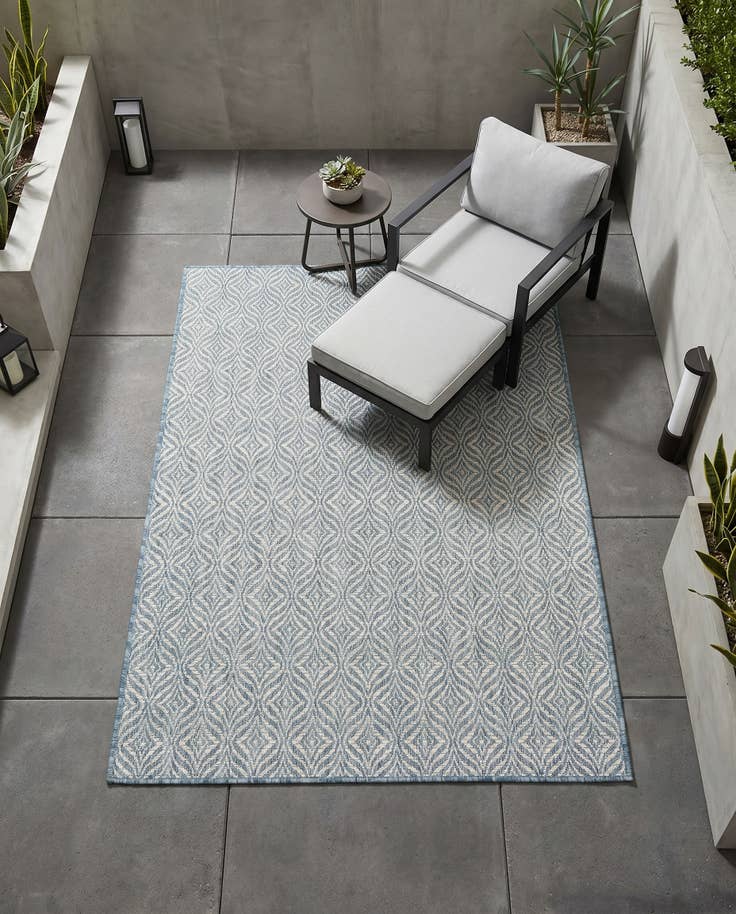 Detail image of 4' x 6' Easy-Clean Lattice Indoor / Outdoor Rug
