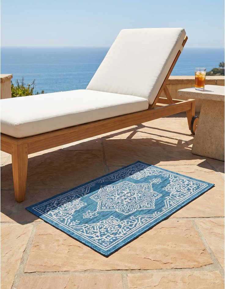 Detail image of 2' x 3' Easy-Clean Traditional Indoor / Outdoor Rug