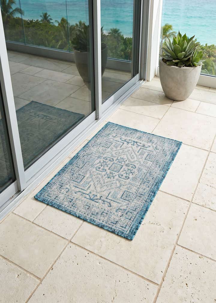 2' x 3' Easy-Clean Aztec Indoor / Outdoor Rug