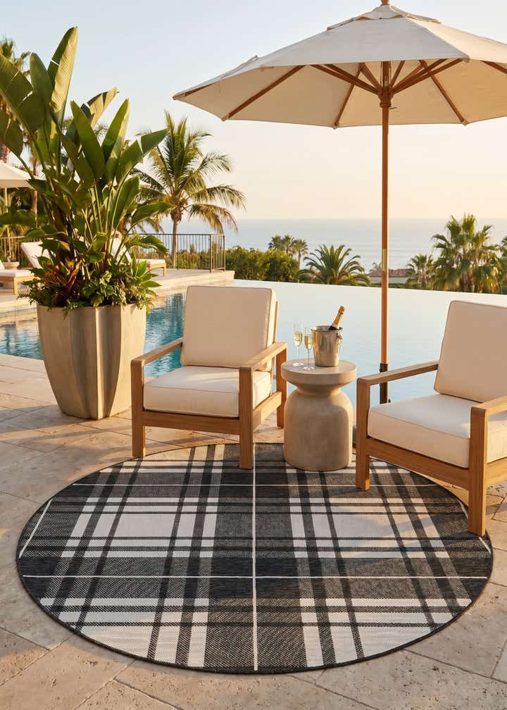 6' x 6' Easy-Clean Checkered Indoor / Outdoor Round Rug