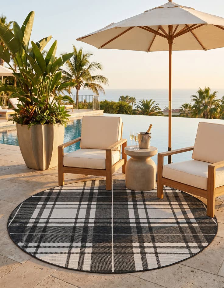 Detail image of 6' x 6' Easy-Clean Checkered Indoor / Outdoor Round Rug