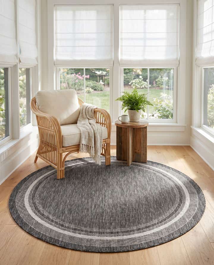 7' 10 x 7' 10 Easy-Clean Border Indoor / Outdoor Round Rug