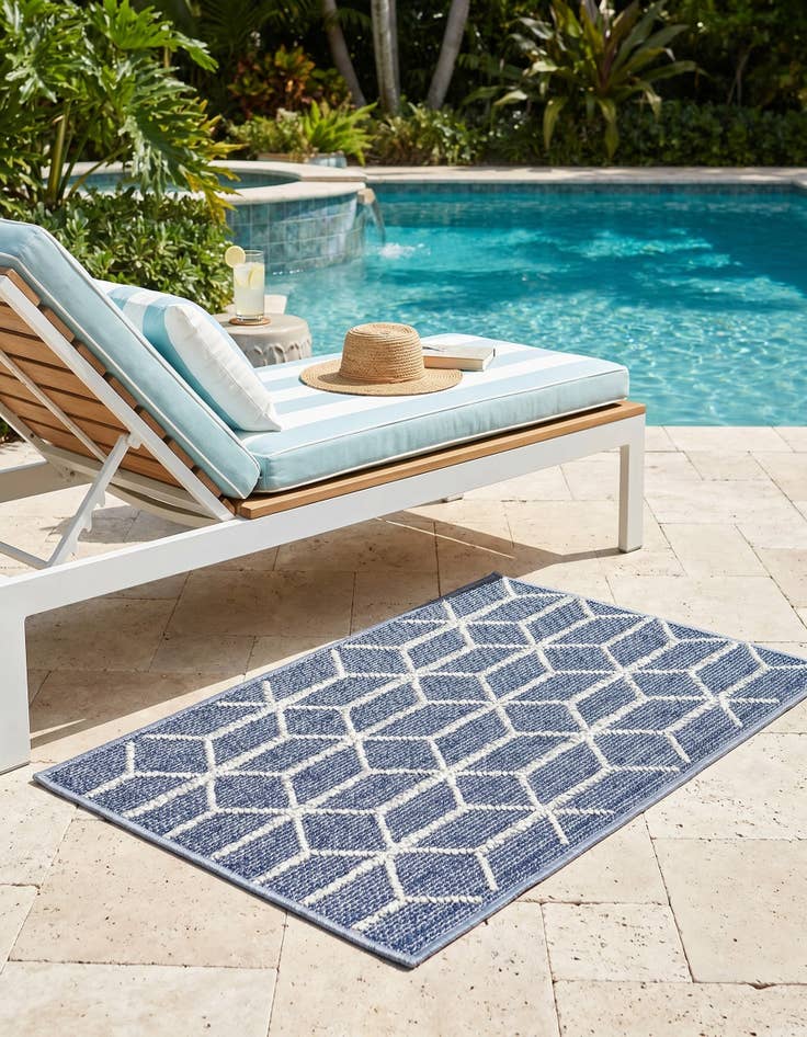 Detail image of 2' x 3' 1 Easy-Clean Trellis Indoor / Outdoor Rug