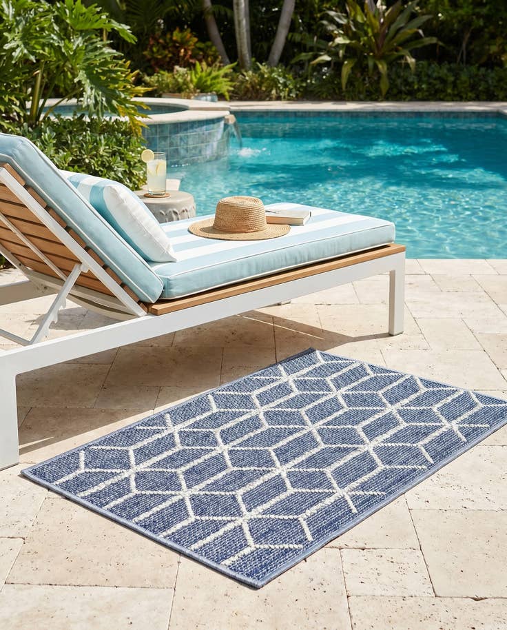 Detail image of 2' x 3' 1 Easy-Clean Lattice Indoor / Outdoor Rug