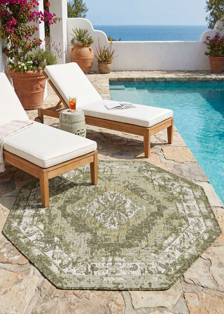 5' 3 x 5' 3 Easy-Clean Traditional Indoor / Outdoor Octagon Rug