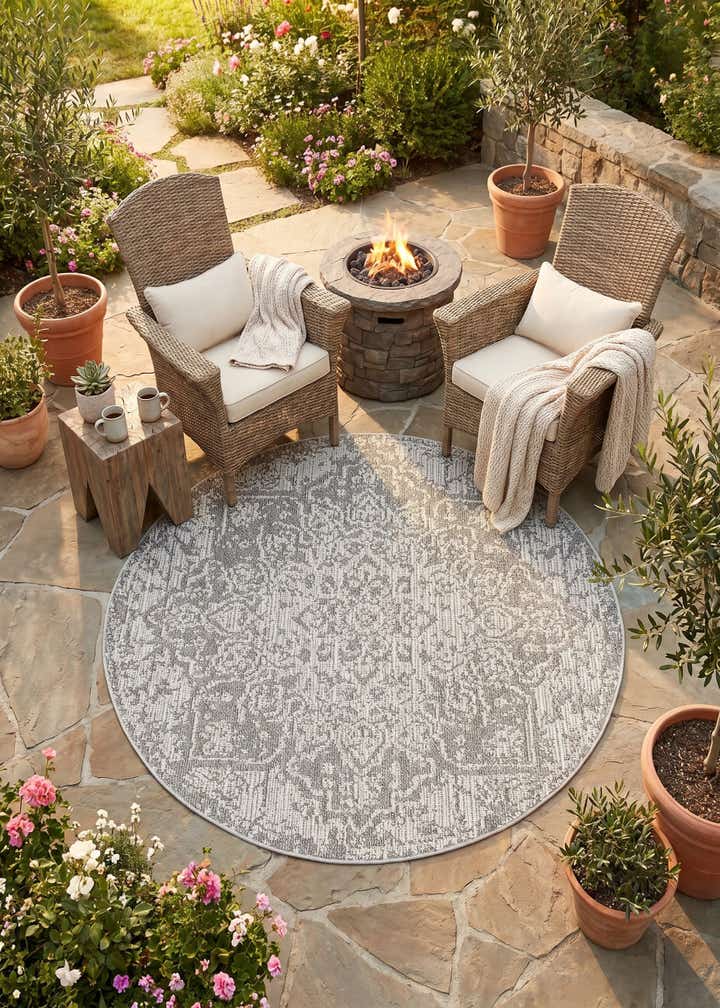 5' 3 x 5' 3 Easy-Clean Traditional Indoor / Outdoor Round Rug