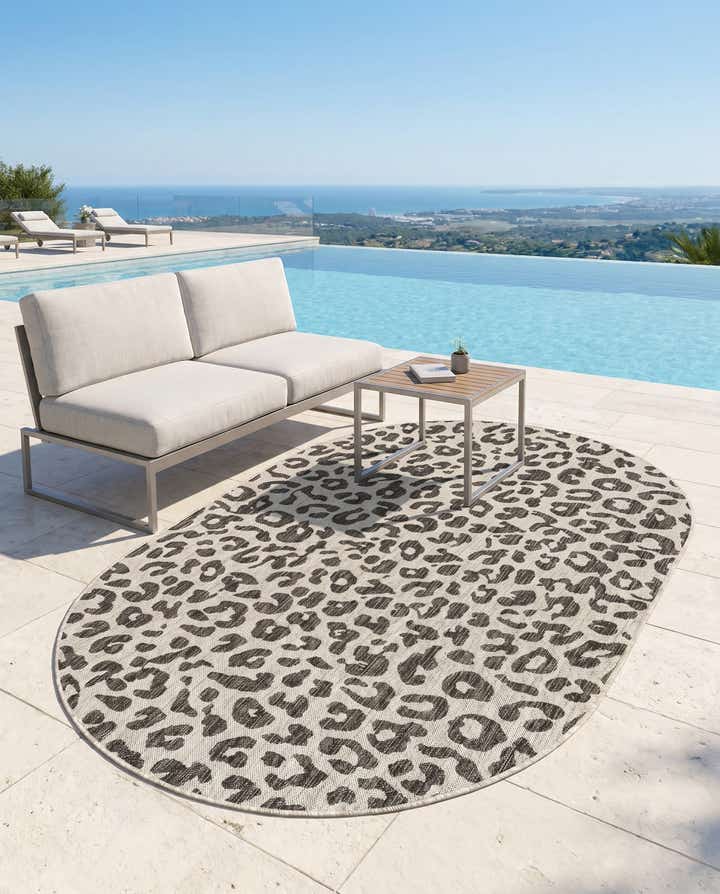 5' 3 x 8' Easy-Clean Safari Indoor / Outdoor Oval Rug