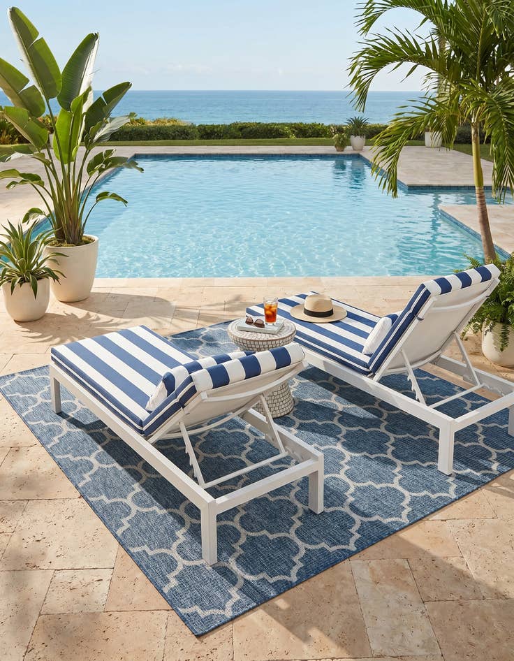 Detail image of 7' x 10' Easy-Clean Lattice Indoor / Outdoor Rug