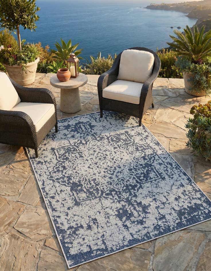 Detail image of 4' 1 x 6' 1 Easy-Clean Traditional Indoor / Outdoor Rug