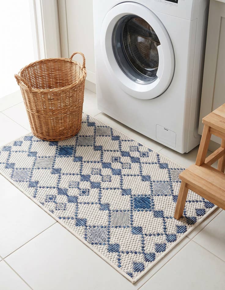 Detail image of 2' x 3' Easy-Clean Trellis Indoor / Outdoor Rug