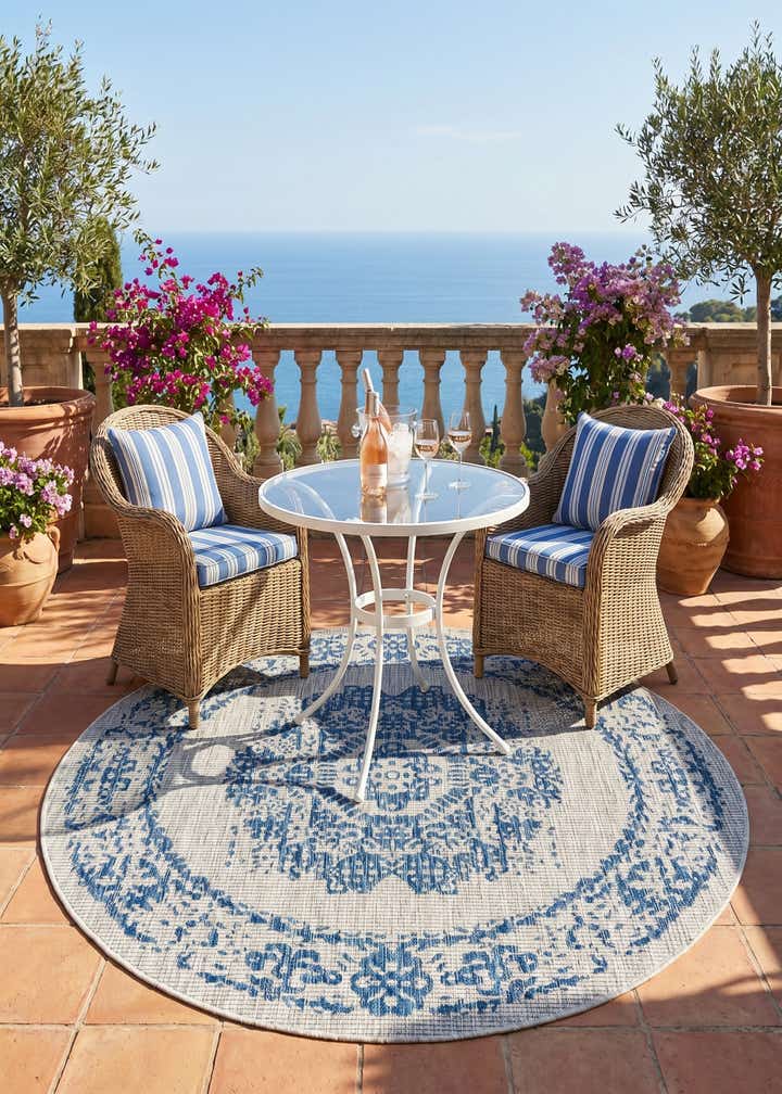 5' 3 x 5' 3 Easy-Clean Traditional Indoor / Outdoor Round Rug