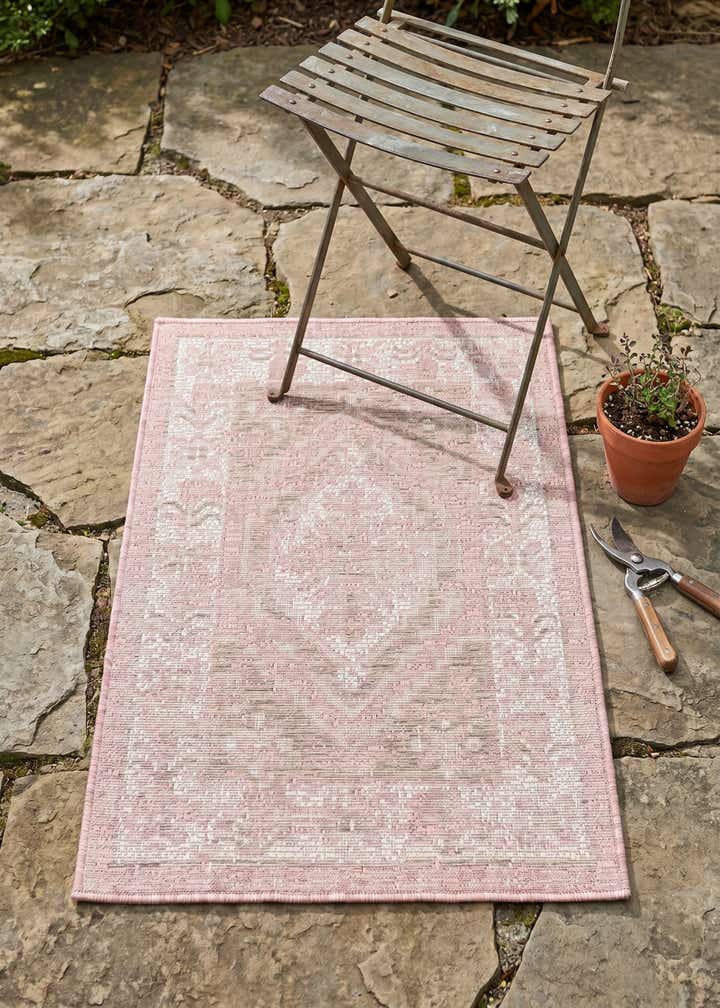 2' x 3' Easy-Clean Traditional Indoor / Outdoor Rug