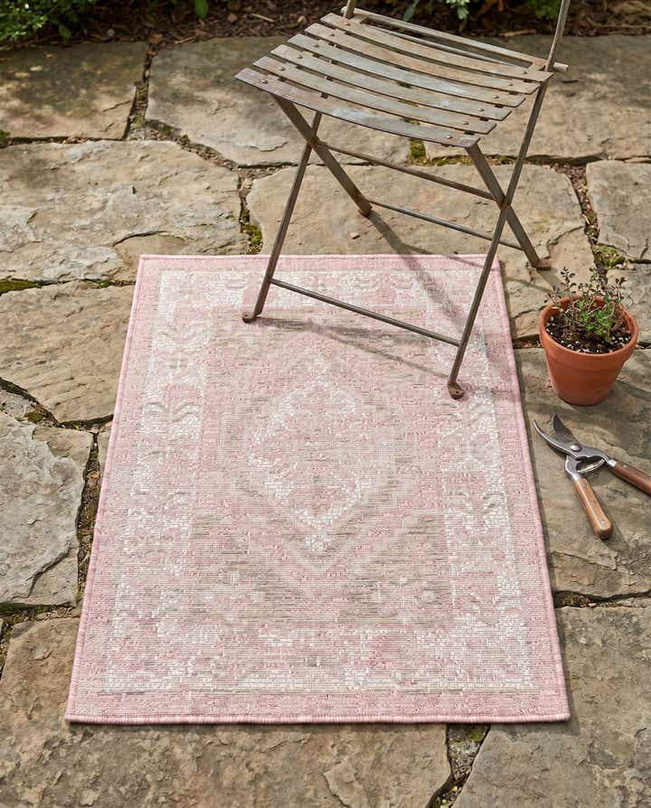 2' x 3' Easy-Clean Traditional Indoor / Outdoor Rug