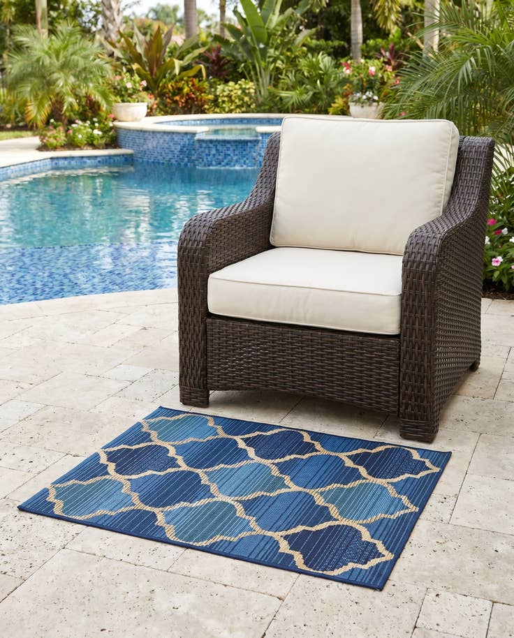 Detail image of 2' 2 x 3' Easy-Clean Trellis Indoor / Outdoor Rug