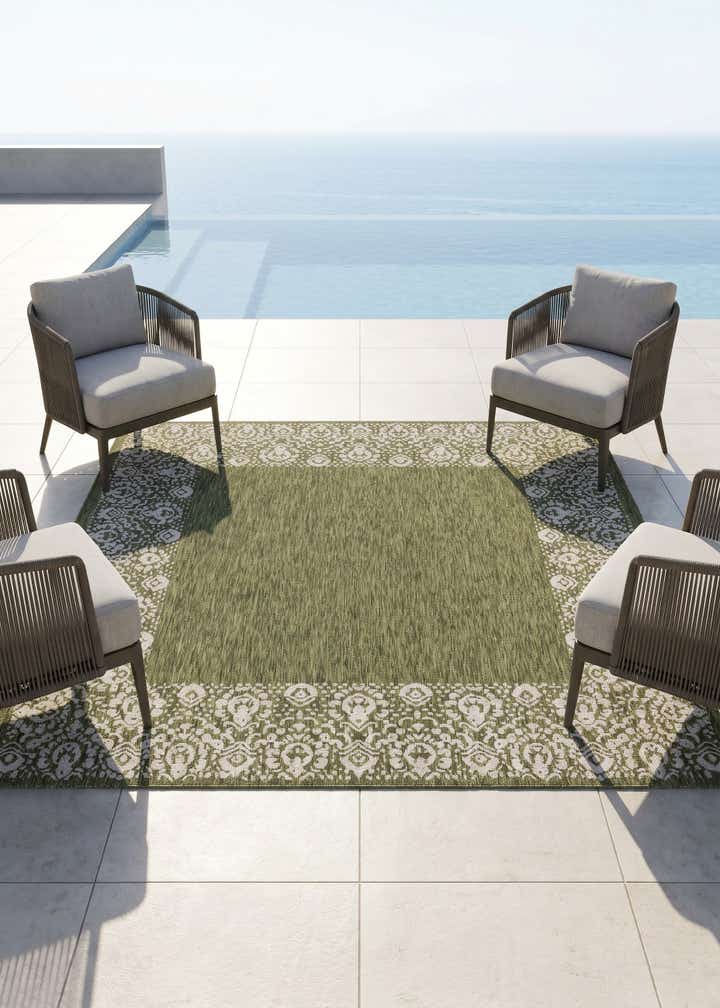 7' 10 x 7' 10 Easy-Clean Border Indoor / Outdoor Square Rug