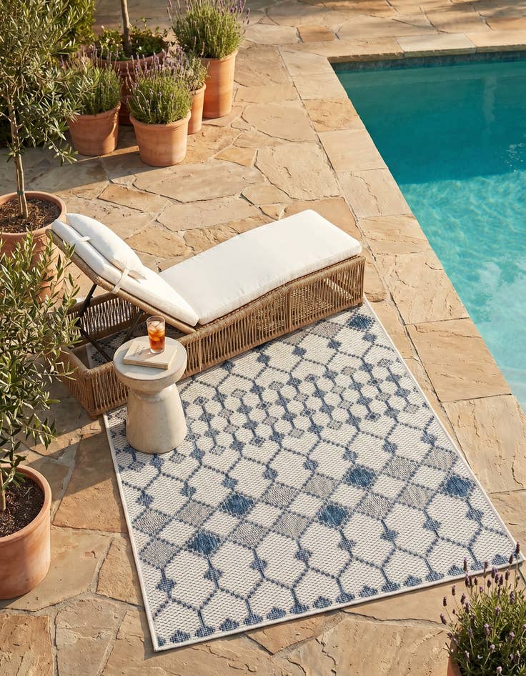 Detail image of 3' x 5' 3 Easy-Clean Lattice Indoor / Outdoor Rug