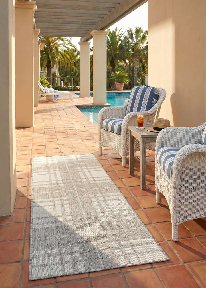 2' x 5' 3 Easy-Clean Checkered Indoor / Outdoor Runner Rug