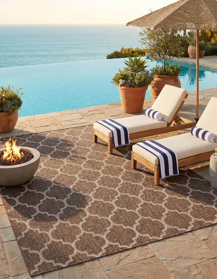 Detail image of 9' x 12' Easy-Clean Lattice Indoor / Outdoor Rug