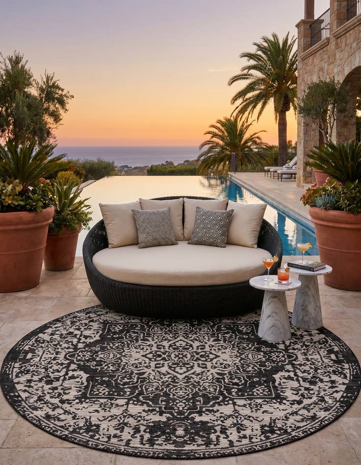 Detail image of 7' x 7' Easy-Clean Jill Zarin Indoor / Outdoor Round Rug