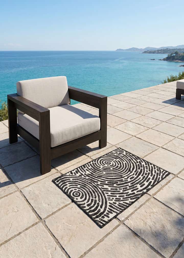 2' x 3' Easy-Clean Modern Indoor / Outdoor Rug