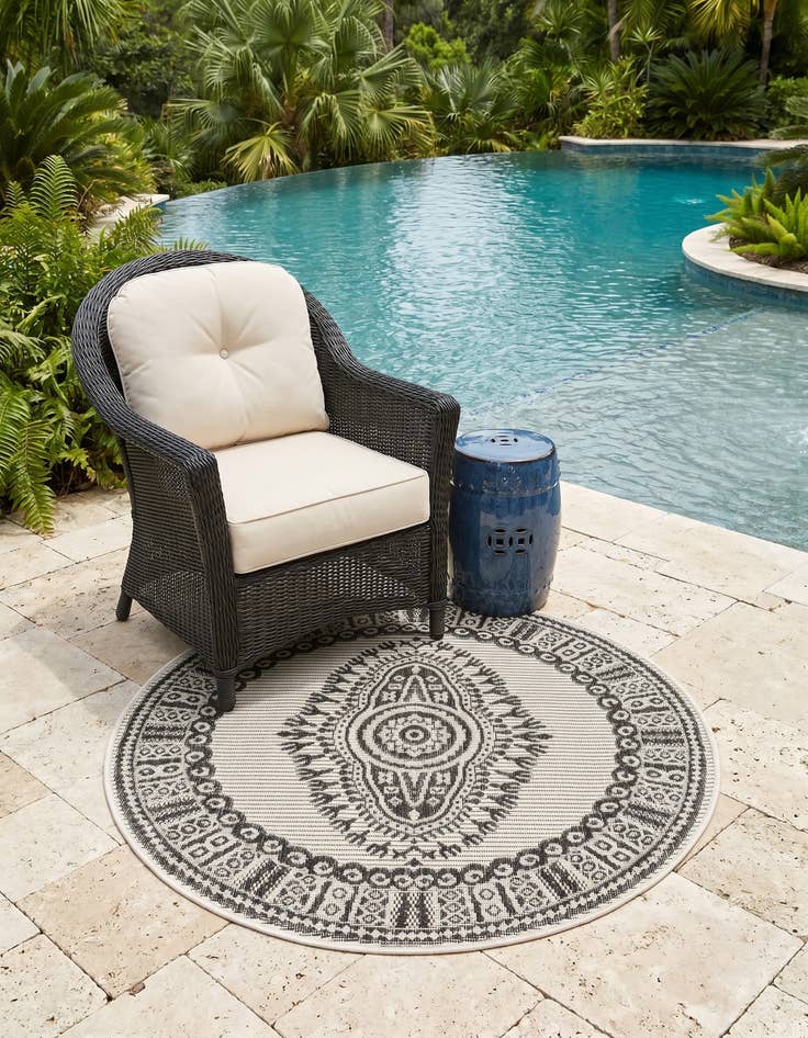 Detail image of 3' x 3' Easy-Clean Traditional Indoor / Outdoor Round Rug
